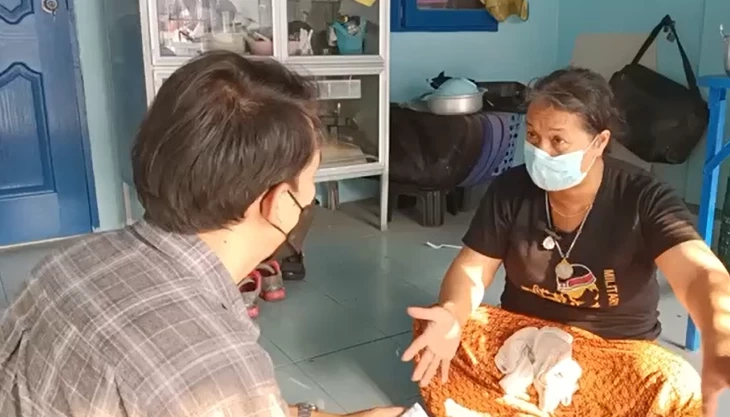 น.ส.ทัศนีย์ สุพรหมอินท์ อายุ 59 ปี แม่ของนายตาล 