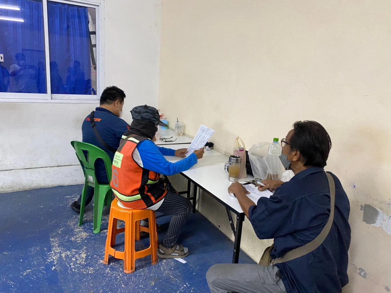 วิ่งกันวุ่น! ตำรวจวังทองหลางจับบ่อนไฮโล-แทงบอล