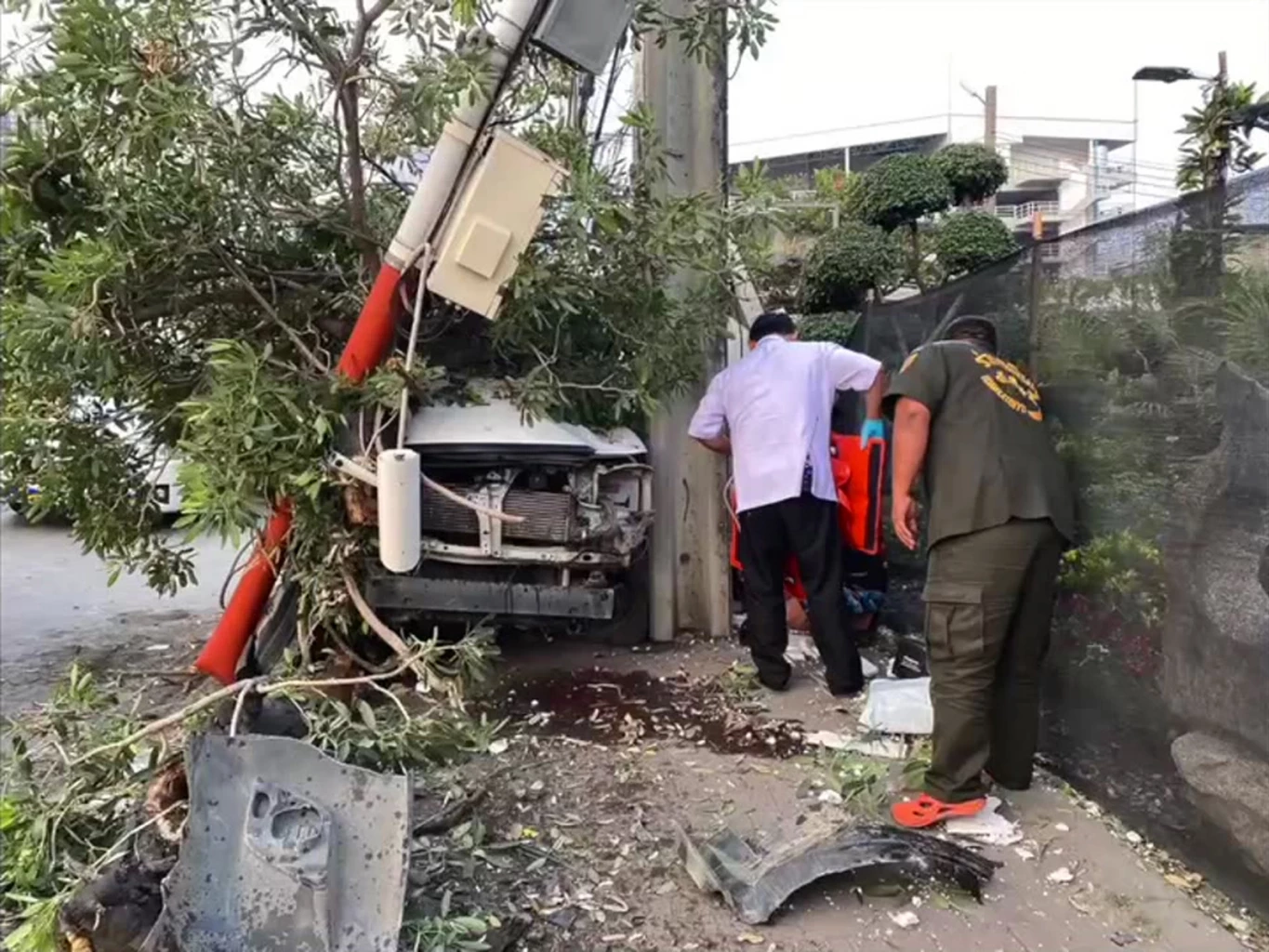 สยอง! กระบะตู้ทึบซิ่งหลับใน ปีนฟุตปาธ กวาดคนเดินเท้า สาหัส 3 ราย