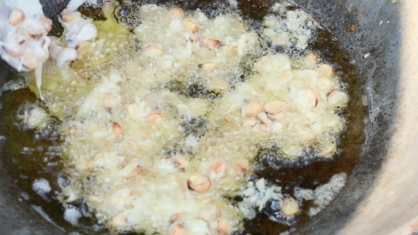 หากินยาก! "ขนมบัวทอด" หวานมัน เจ้าแรกในพิจิตร