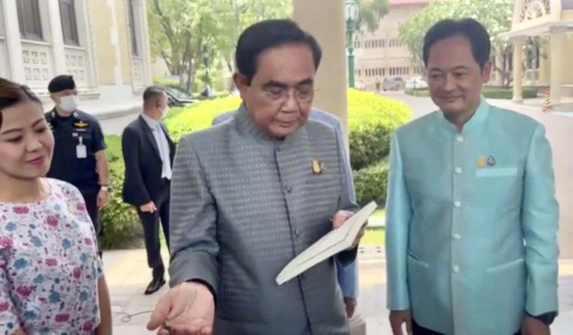 นายกฯ โชว์ฝ่ามือขวายังไม่หายดี ปิดแผ่นกันน้ำไว้พร้อมให้รดน้ำสงกรานต์