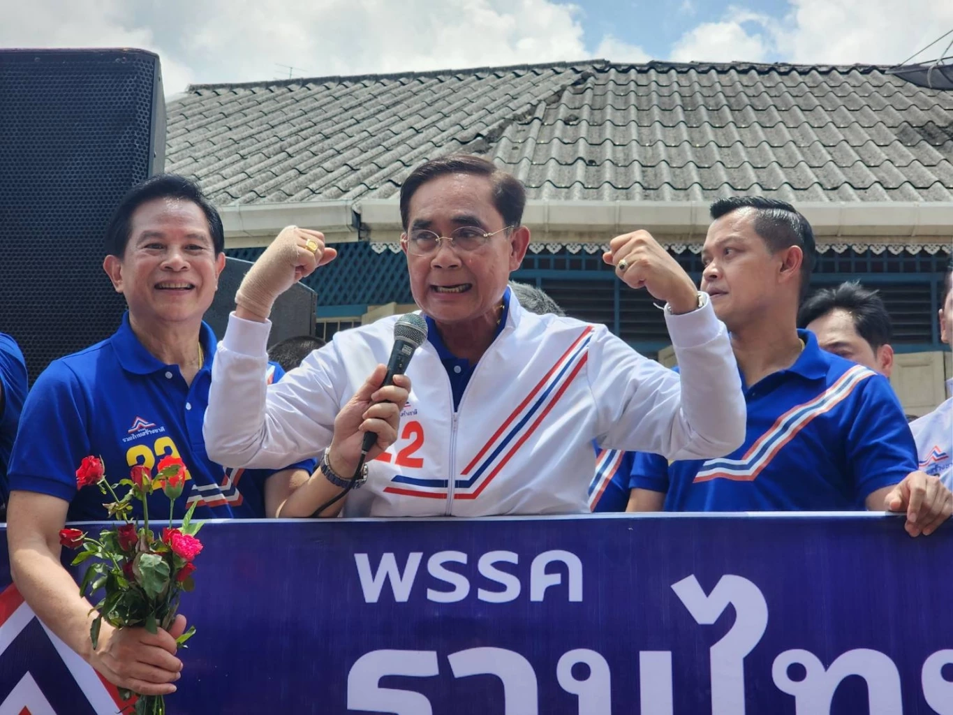 "บิ๊กตู่" ขึ้นขบวนรถแห่หาเสียง อ้อนเลือกเบอร์ 22 อมยิ้มเจอชาวบ้านชมหล่อ