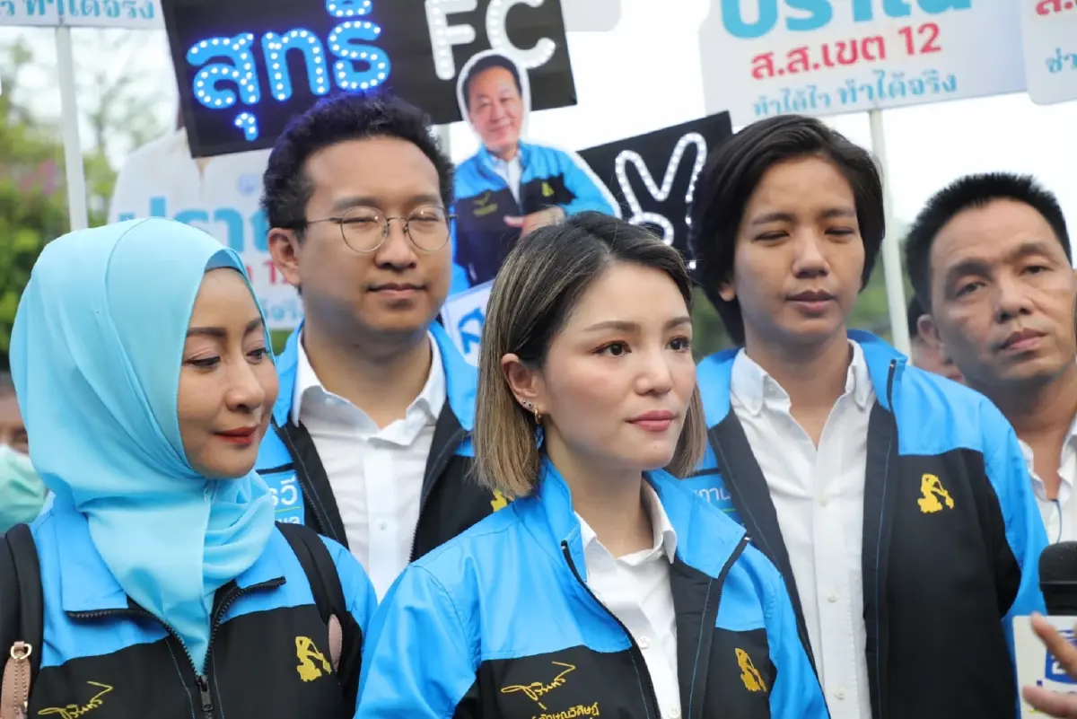 "มาดามเดียร์"ขับสกู๊ตเตอร์ทักทายแฟนคลับ มั่นใจปชป.คว้าชัยในสนามกทม.