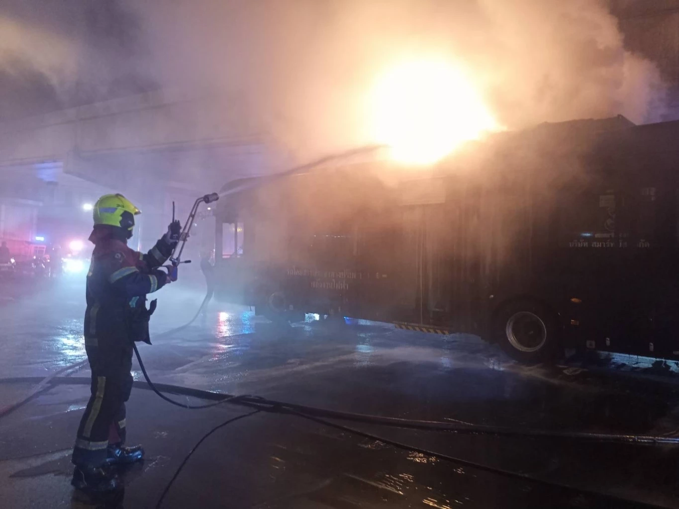 ระทึกกลางดึก! รถเมล์ EV ไฟลุกท่วม หลังชนตอม่อสะพานลอยแยกประตูน้ำ