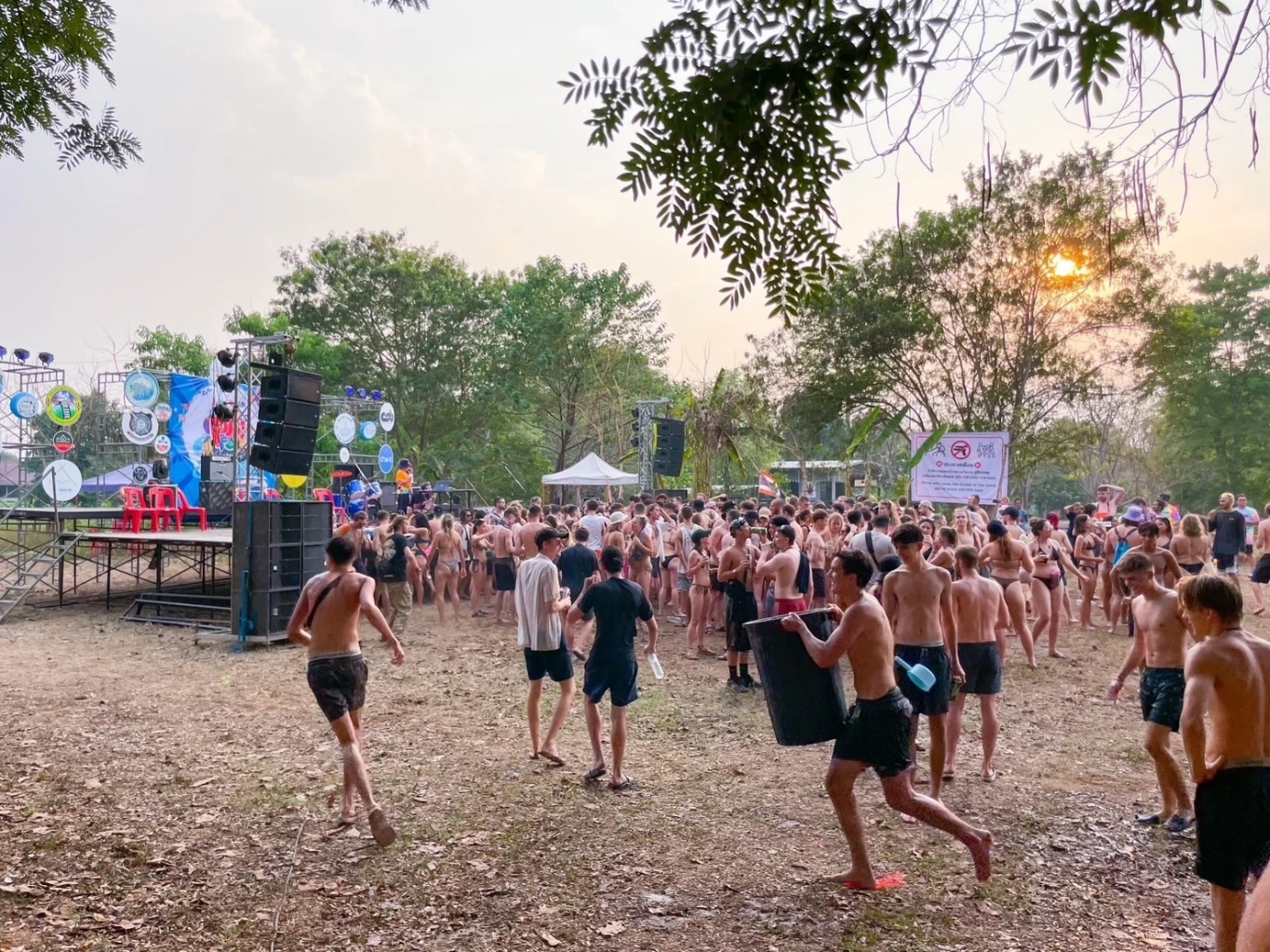 เปิดภาพ นักท่องเที่ยวหนีร้อน ล่องแพห่วงยางแม่น้ำปาย สุดคึกคัก (คลิป)