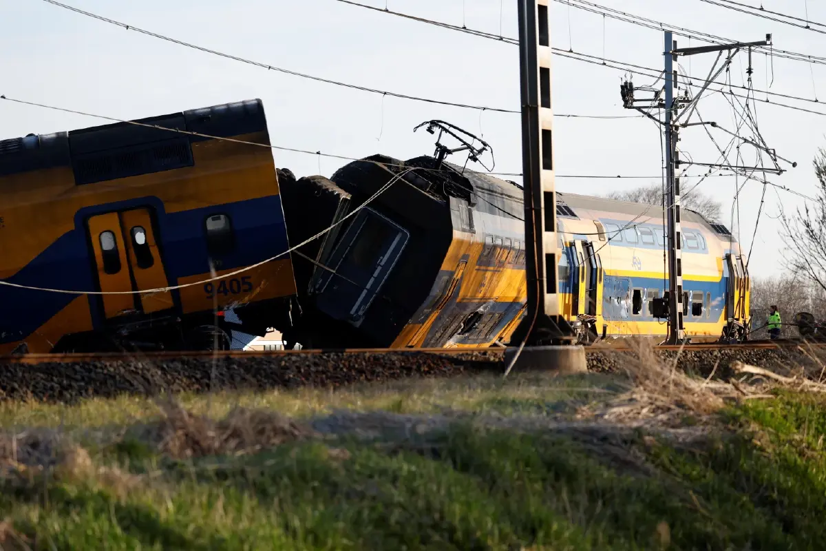 รถไฟโดยสารตกรางในเนเธอร์แลนด์ ดับ 1 เจ็บ 30