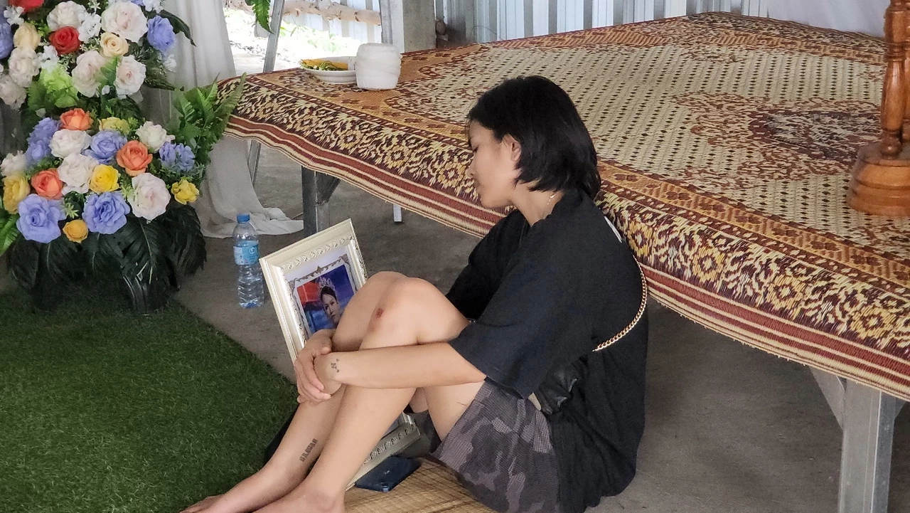 ครอบครัวเศร้า สูญเสีย "อิงดาว ดุจดาริกา" เพื่อนสนิทร่ำไห้ นั่งกอดรูปหน้าโลง