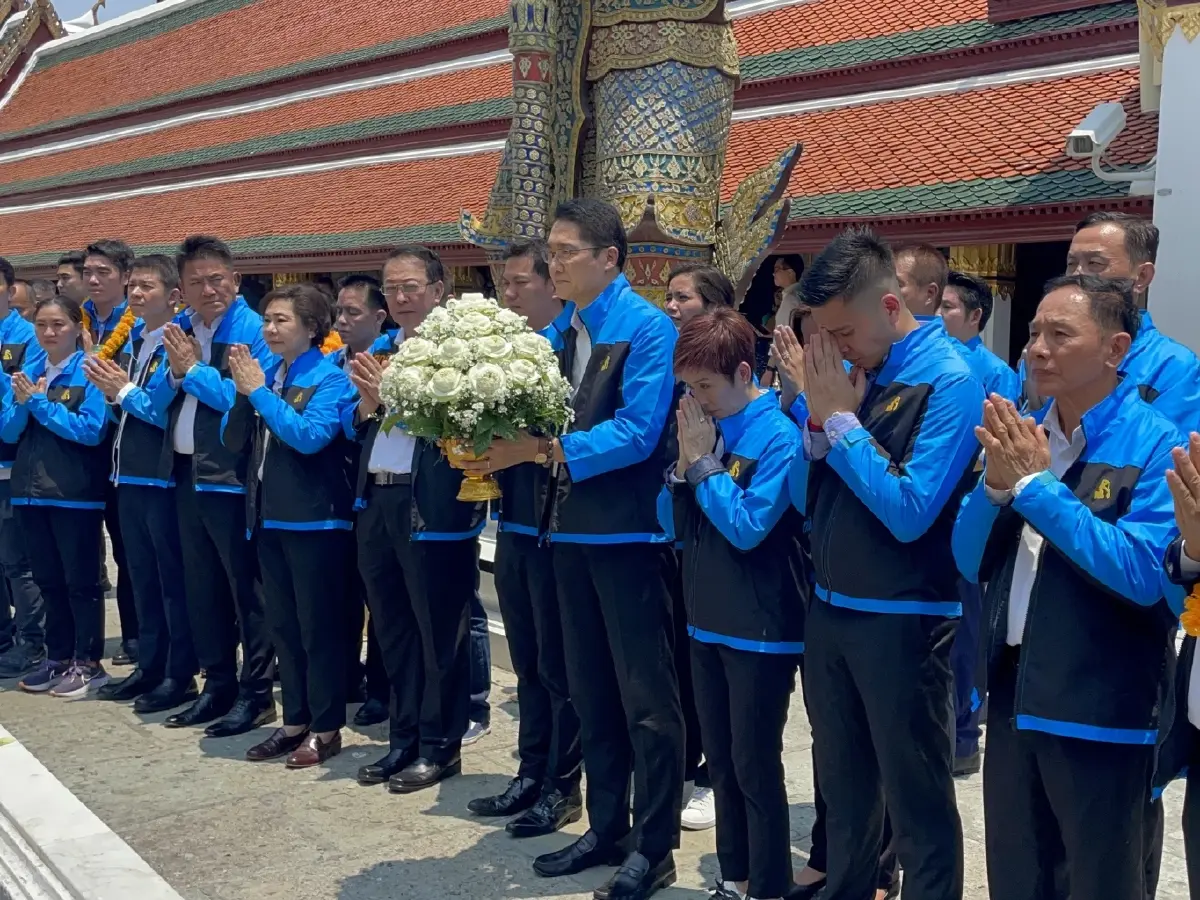 องอาจ-มาดามเดียร์ นำผู้สมัคร ส.ส. 33 เขต เข้าสักการะศาลหลักเมือง-วัดพระแก้ว