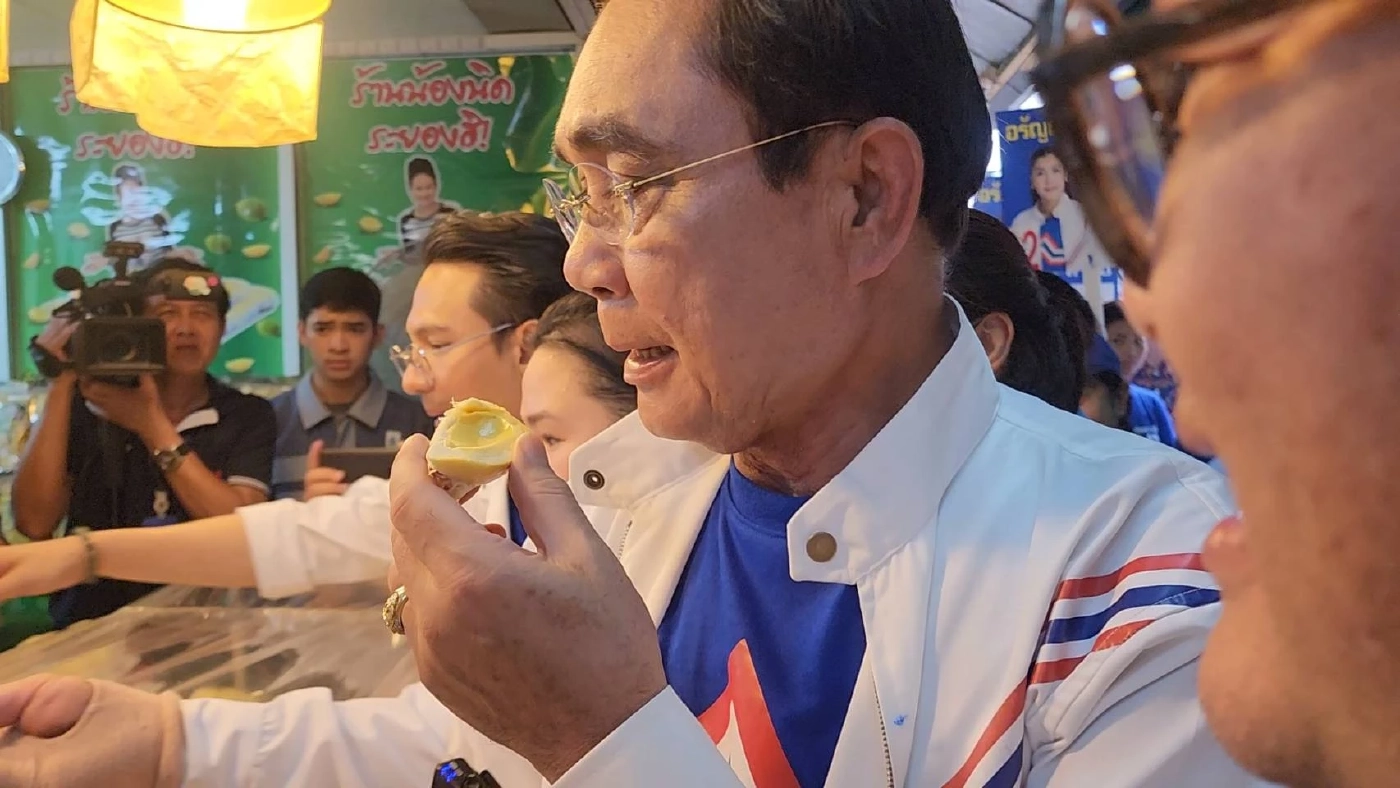 อตก.แตก! "ลุงตู่" ลุยหาเสียง แวะชิมทุเรียนเจ้าดังชมแม่ค้าสมาร์ทฟาร์มเมอร์