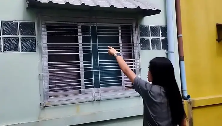 ระทึก! หนูน้อย 2 ขวบ ปีนหลังคาบ้านร่วง เพื่อนบ้านรับตัวได้หวุดหวิด (มีคลิป)