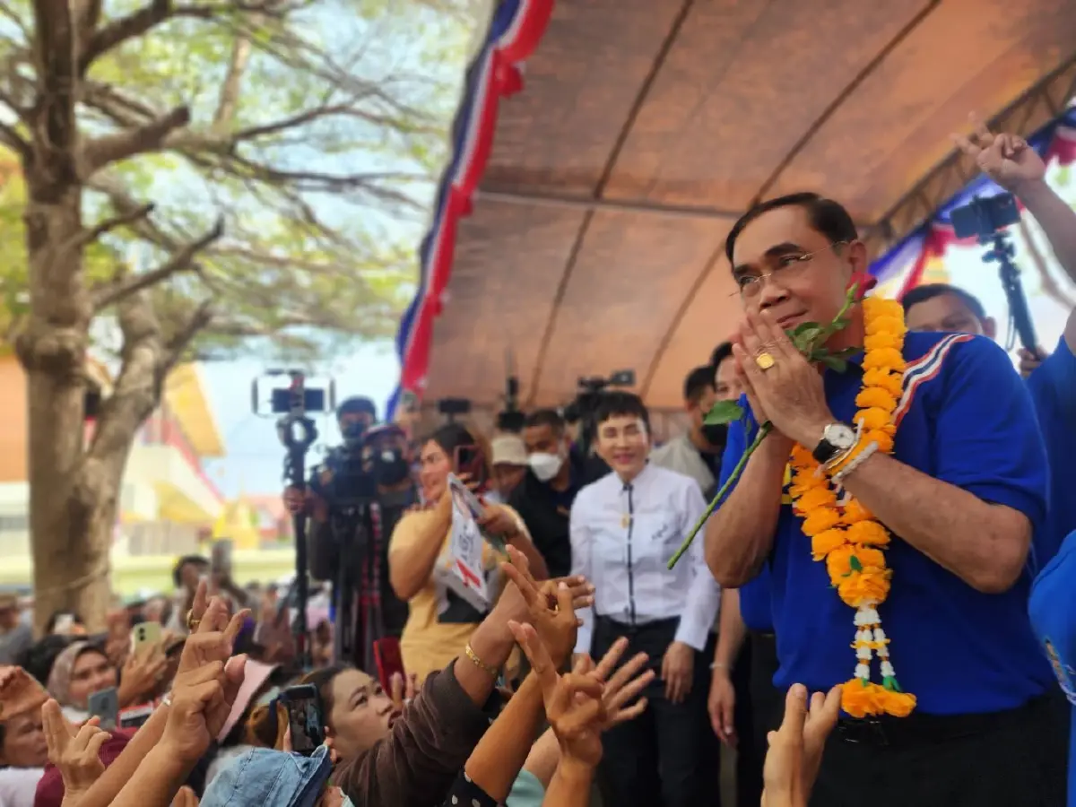 สงขลาตลาดแตก "พล.อ.ประยุทธ์" ปราศรัยปชช.แห่ล้อมเวที เรียก "พี่ตู่"กระหึ่ม