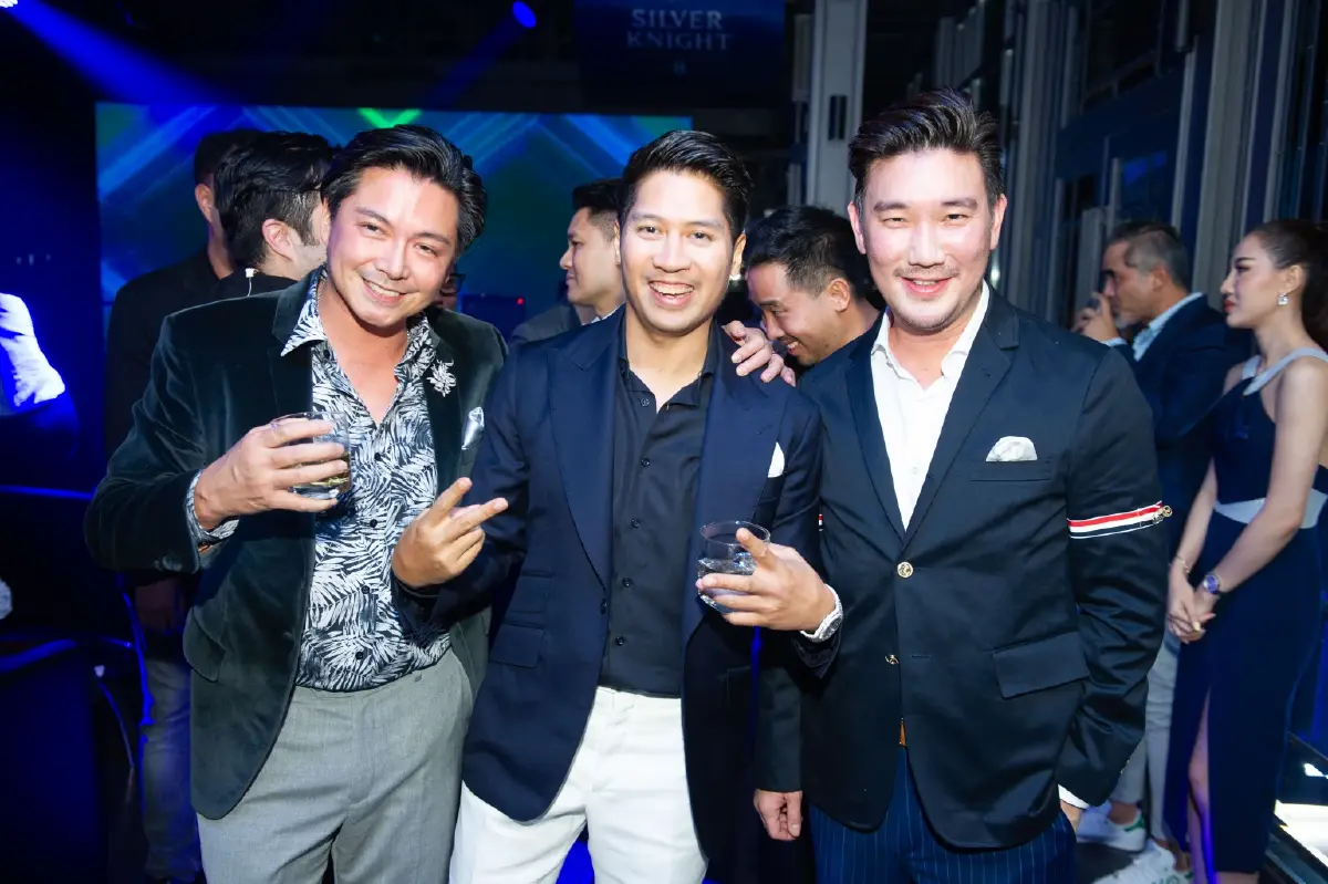 เหล่าคนดังจัดเต็มกับช่วงเวลา 'แฮงค์เอ้าท์' เพราะทุกค่ำคืนมีความสำคัญ