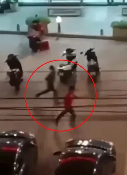 เย้ยกฎหมาย! วัยรุ่นคลังสินค้า สาดกระสุนใส่คู่อริ กลางตลาดนัด ย่านบางเสาธง