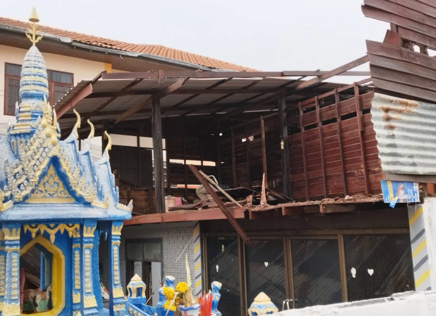 เปิดคลิปพายุฤดูร้อน พัดถล่มโคราช หลังคาปลิว-เสาไฟฟ้าหักโค่น