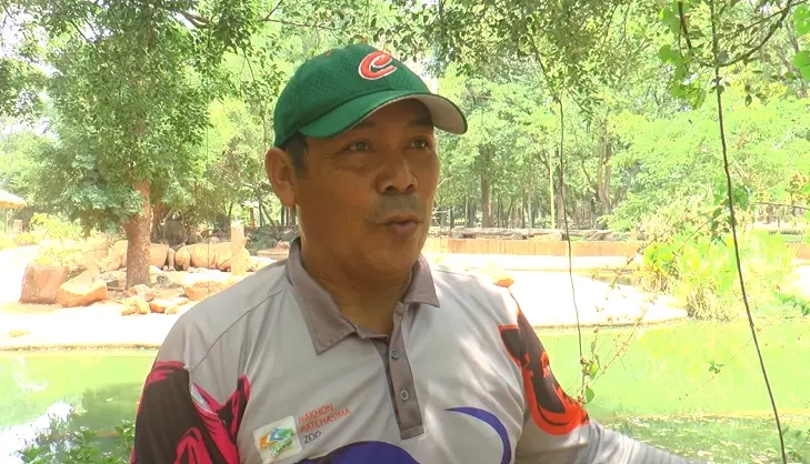 นายประเสริฐ จันทร์กลาง เจ้าหน้าที่ดูแลสัตว์ฯ 