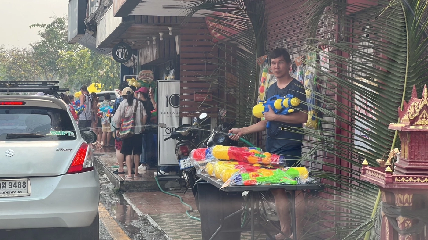 "สงกรานต์เชียงใหม่" เริ่มคึกคัก! นักท่องเที่ยวเดินเล่นน้ำรอบคูเมือง