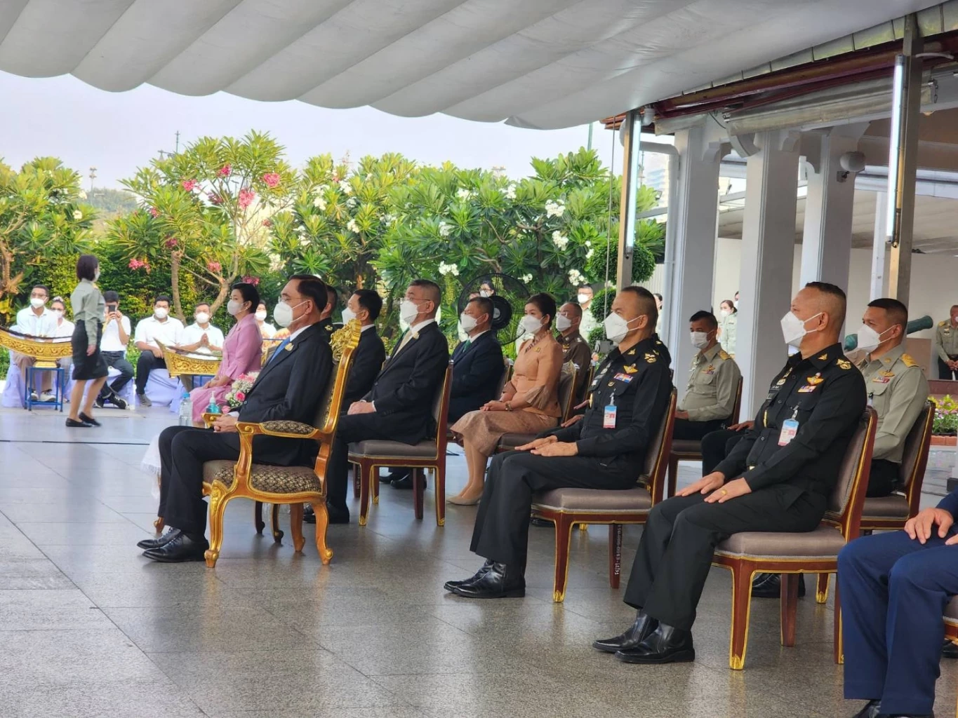 "ประยุทธ์" สีหน้าบึ้งตึง ! นำคณะทำบุญบวงสรวงพระหลักเมืองครบรอบ 241 ปี