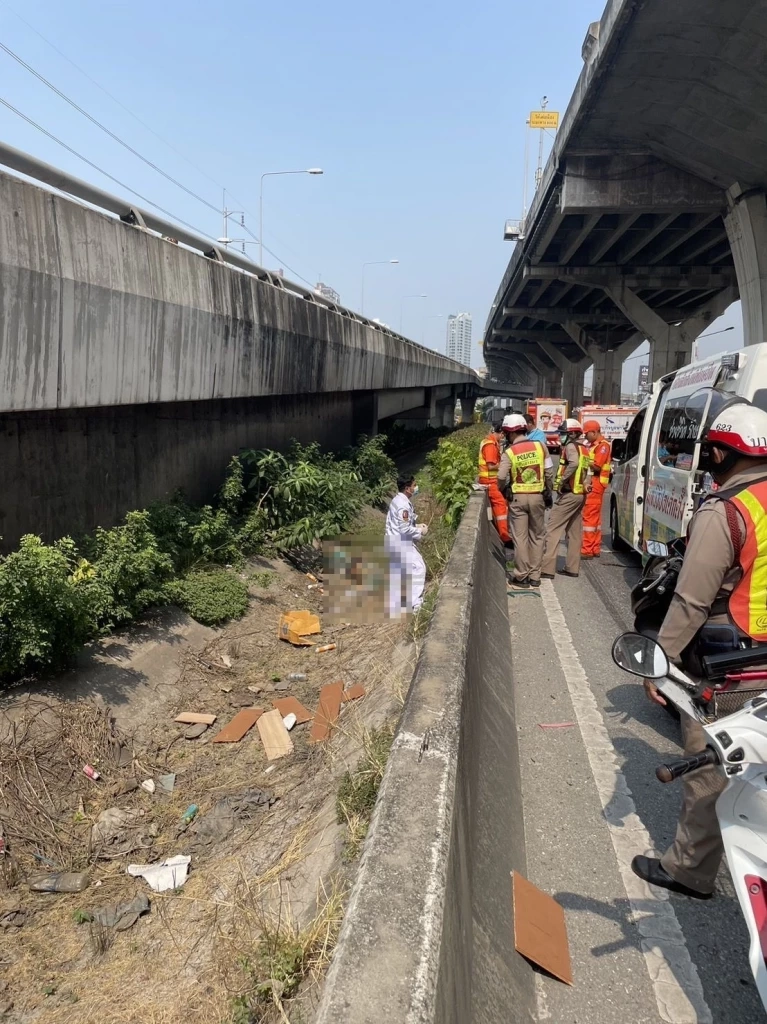 อุบัติเหตุ กระบะยางแตก คนร่วงตกด่วนบูรพาวิถี เสียชีวิต