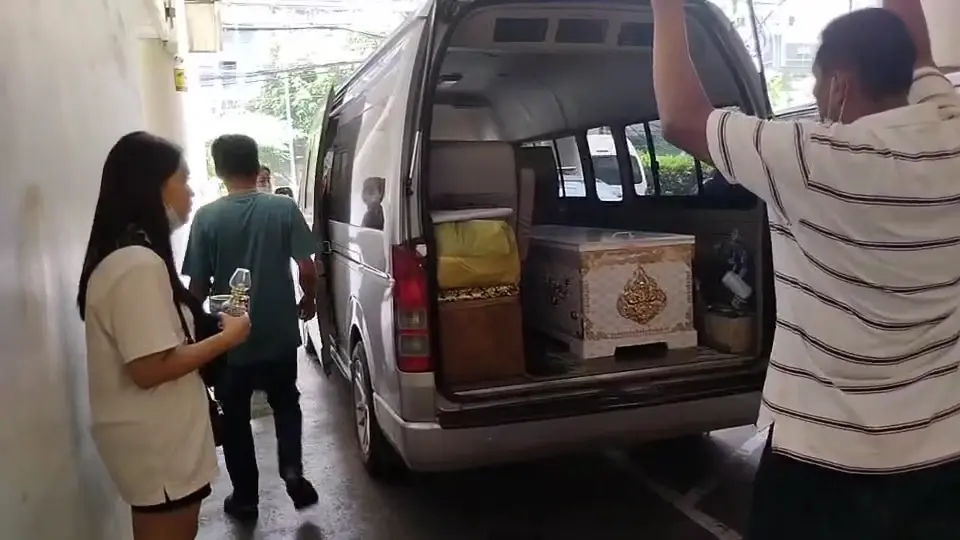 ญาติรับศพหนุ่มผูกคอดับในรถ ลานจอดรถห้างดัง เผยจุดเริ่มจากปมปัญหาครอบครัว
