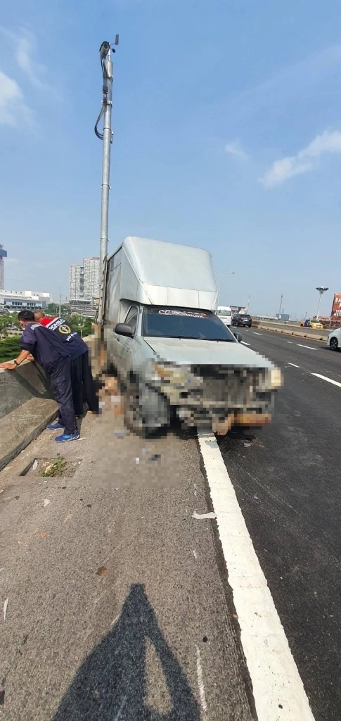 อุบัติเหตุ กระบะยางแตก คนร่วงตกด่วนบูรพาวิถี เสียชีวิต