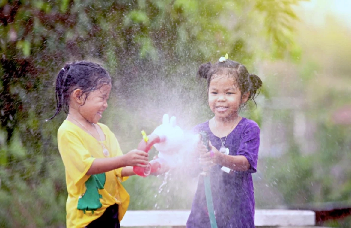 แชร์ไอเดียเล่นน้ำสงกรานต์ สืบสานประเพณีไทยสไตล์คนรักษ์โลก