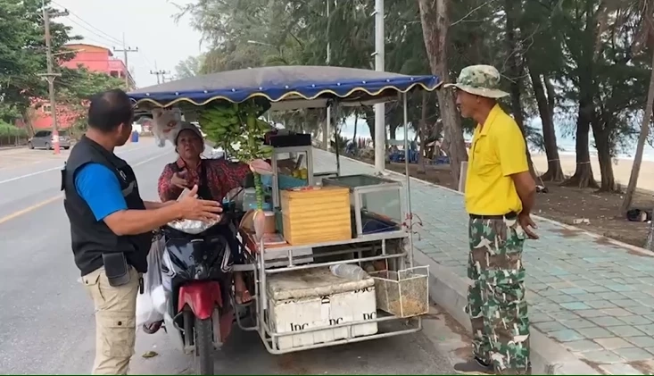 แม่ค้าหาดแม่รำพึง วอนฟังความ 2 ข้าง ศึกร้านส้มตำปะทะเตียงผ้าใบหาด