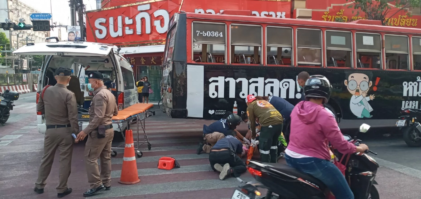 อีกแล้ว! รถเมล์สาย 66 ทับยาย 83 ขณะข้ามทางม้าลาย คนขับอ้างมองไม่เห็น
