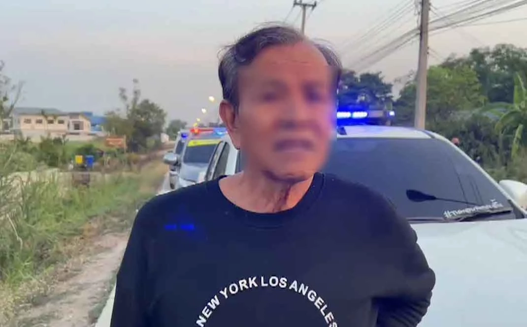 คุณตา วัย 76 ขับเก๋งพาญาติไปทำบุญ รถหลุดโค้งพุ่งตกคลอง ดับ 1 อีก 4 รอดหวุดหวิด