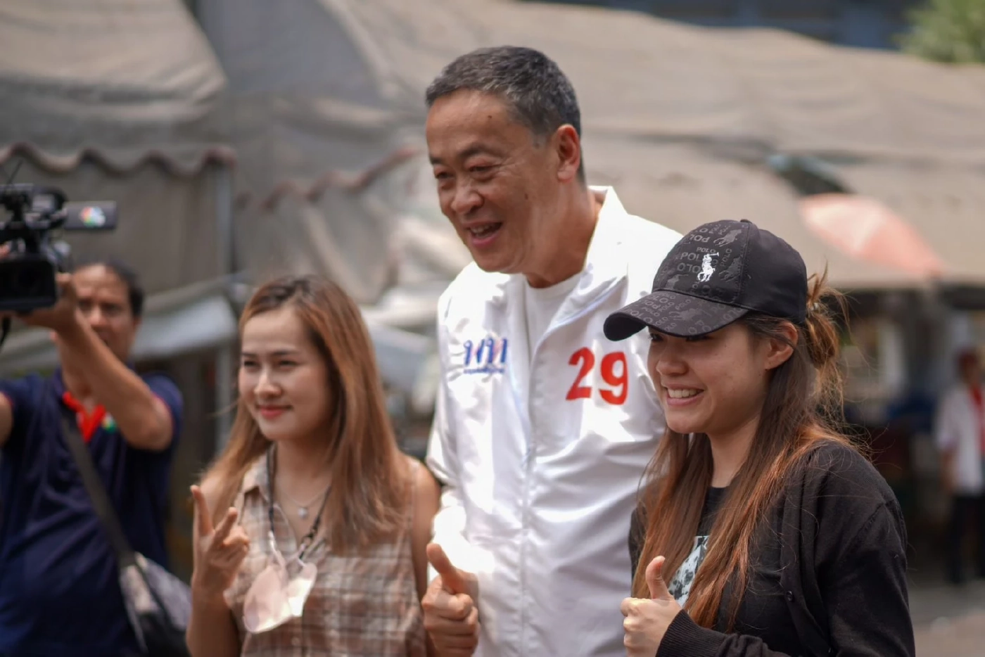 "เศรษฐา" บุกบ้านโป่งอ้อนเลือก"เพื่อไทย" ย้ำ 8 ปีปชช.ทุกข์มากพอแล้ว