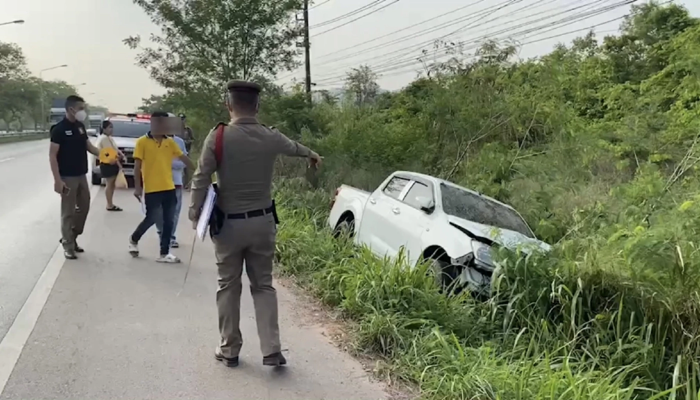 สุดสลด กระบะขนทุเรียน ชนพระวัย 60 ปี ขณะเดินบิณฑบาตมรณภาพ