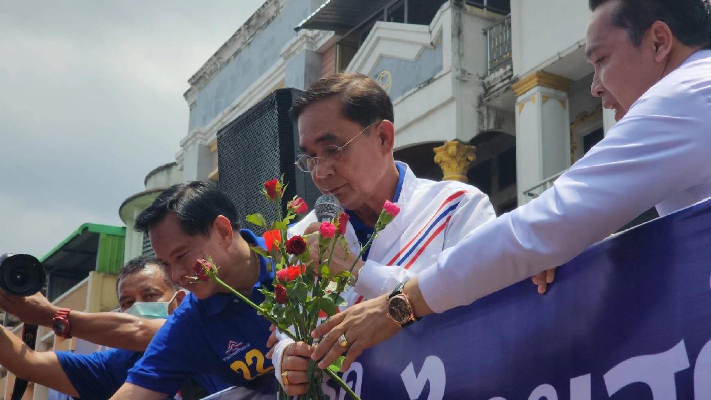 "บิ๊กตู่" ขึ้นขบวนรถแห่หาเสียง อ้อนเลือกเบอร์ 22 อมยิ้มเจอชาวบ้านชมหล่อ