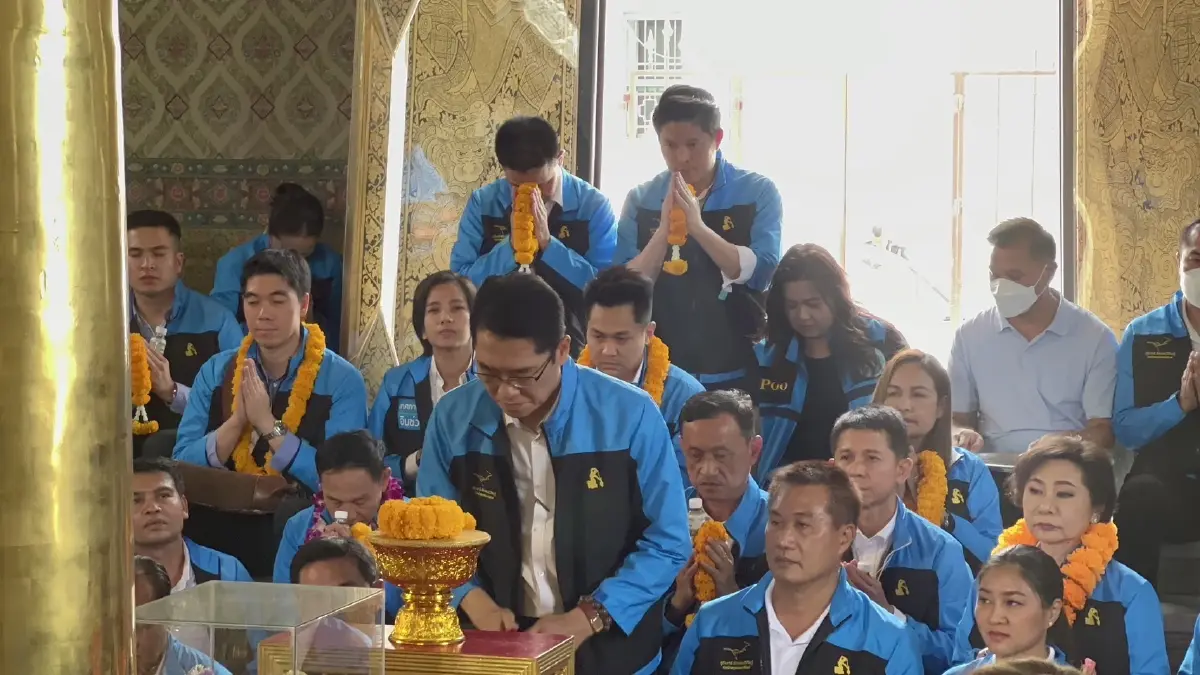 องอาจ-มาดามเดียร์ นำผู้สมัคร ส.ส. 33 เขต เข้าสักการะศาลหลักเมือง-วัดพระแก้ว