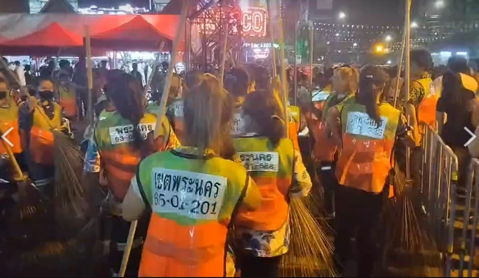 เช็กก่อนไป "สงกรานต์ถนนข้าวสาร" นักท่องเที่ยวทะลักเล่นน้ำแน่น ถนนแทบแตก