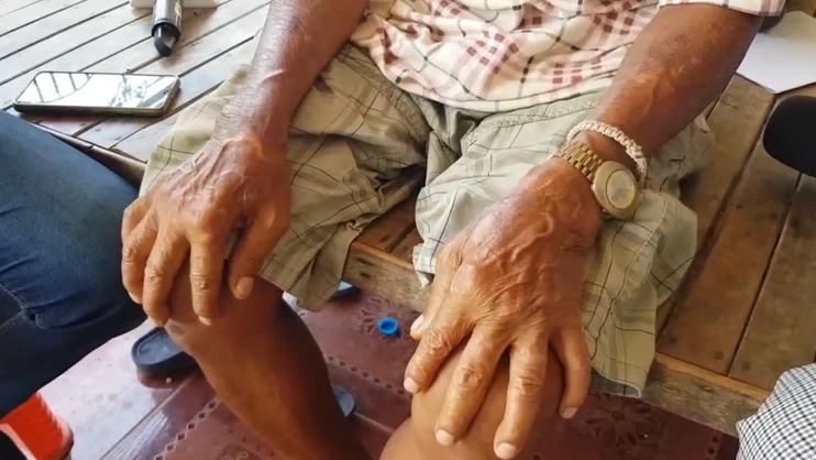 นายออม นิลแก้ว อายุ 74 ปี เพื่อนบ้าน