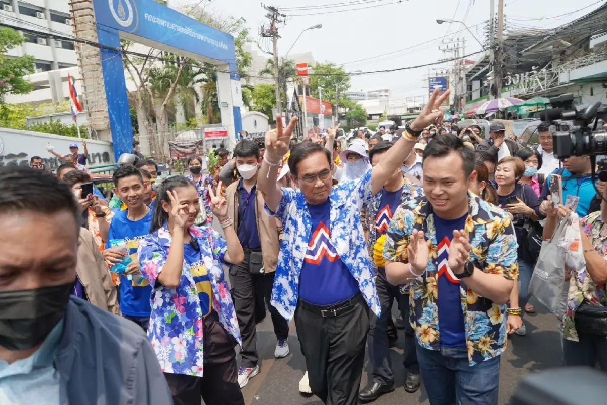 "เพจลุงตู่ตูน" รวบตึงบรรยากาศเที่ยวสงกรานต์คึกครื้นทั่วไทย (มีคลิป)