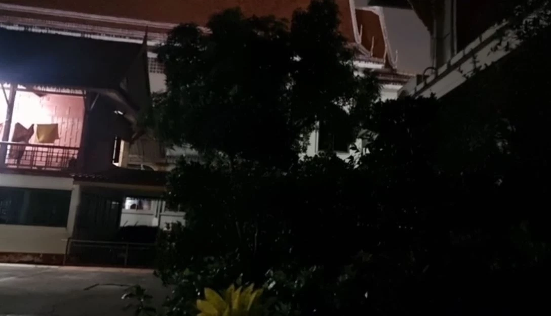 พระลูกวัดเมืองนนท์ ผวาหนัก! ถ่ายภาพติดวิญญาณหญิงสาวหลังพุ่มไม้