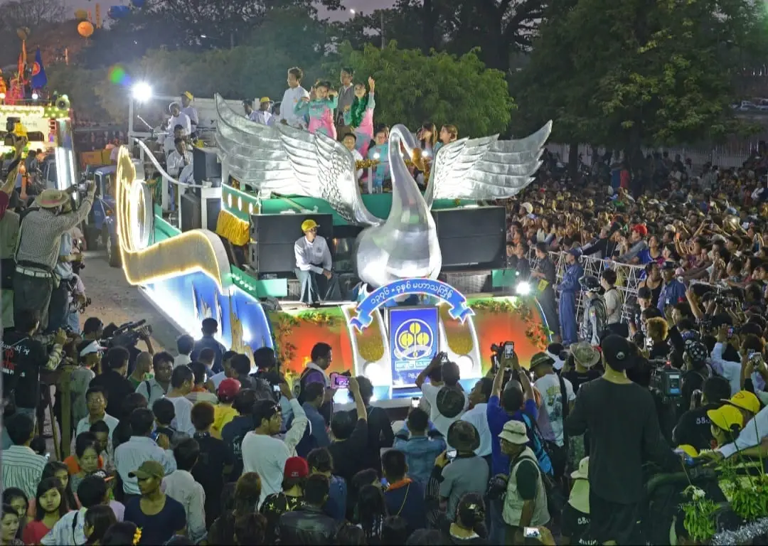 คนเมียนมาแห่หนีรัฐบาลทหาร ไปเล่นสงกรานต์ที่ประเทศเพื่อนบ้าน