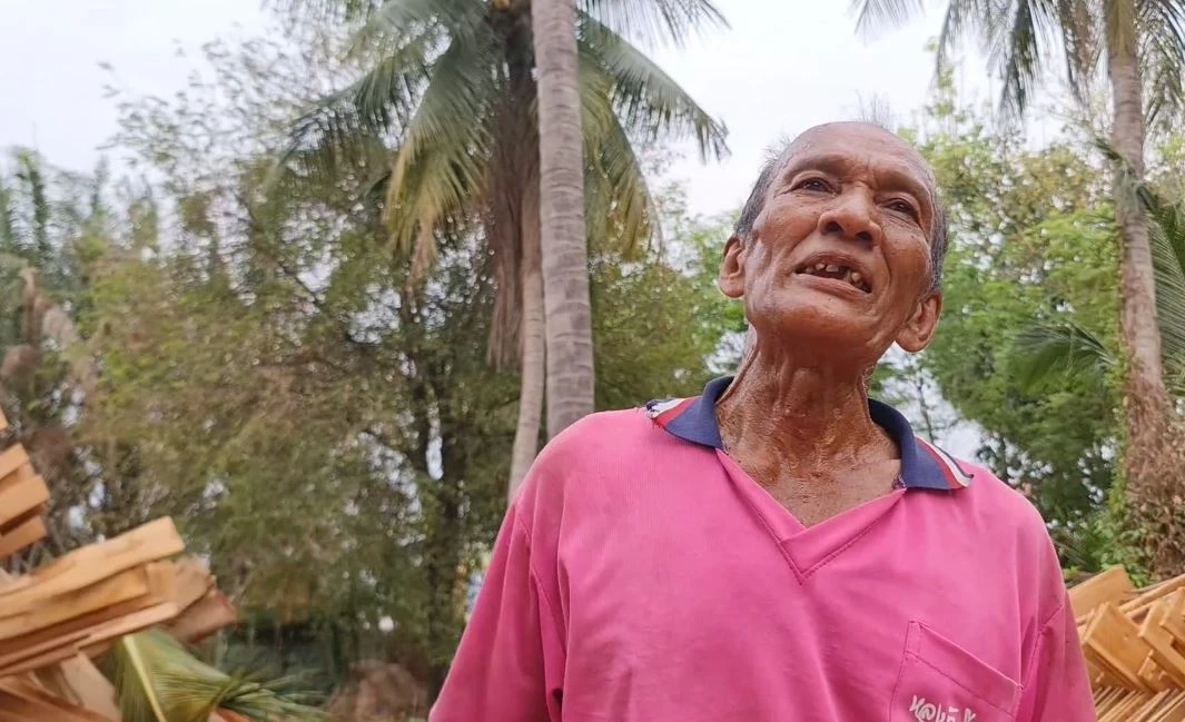 สุดทึ่ง! คุณตาวัย 70 รับจ้างปีนต้นมะพร้าวด้วยมือเปล่า ไต่ระห่ำวันเดียว 30 ต้น