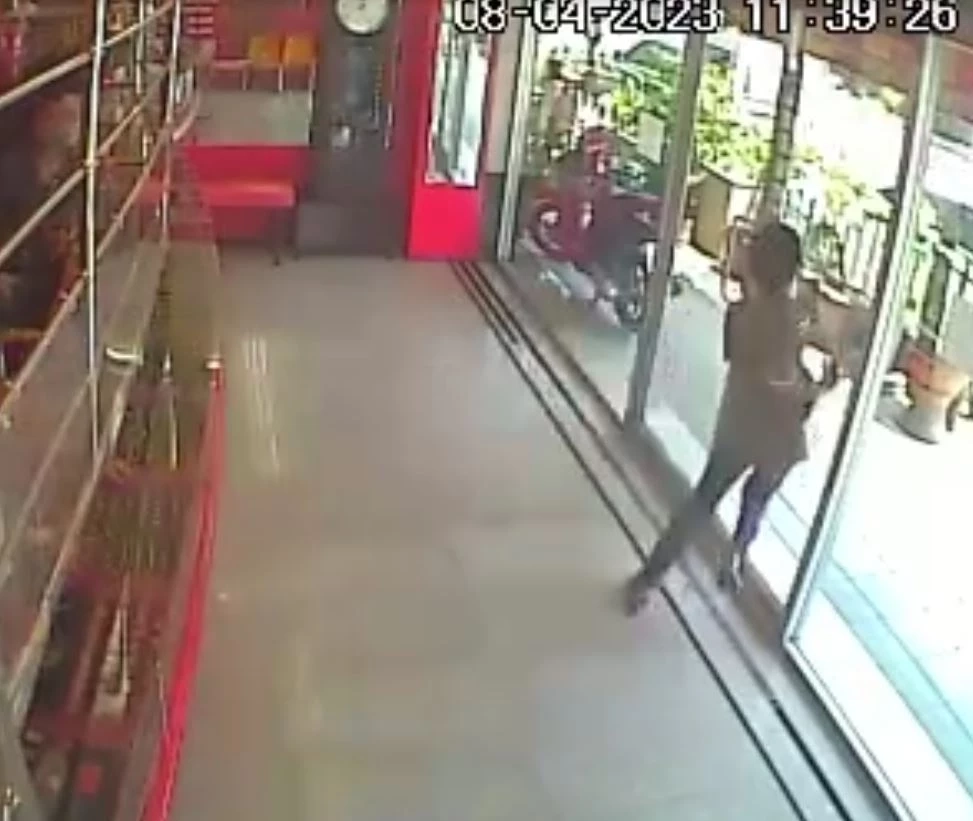 หนุ่มตกงาน ทำทีเลือกซื้อทอง ก่อนคว้าวิ่งหนี แต่ประตูล็อกอัตโนมัติ