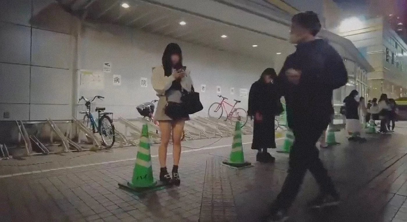 โจ่งครึ่ม! สาวญี่ปุ่นยืนขายบริการริมถนน