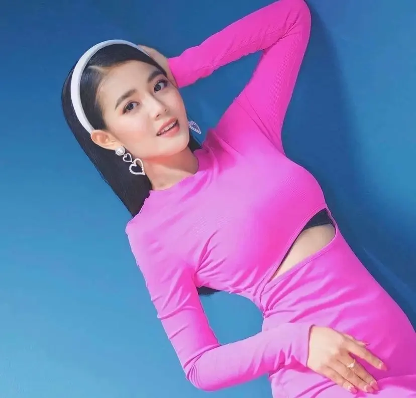 งานแน่นจริงๆ 'ดีเจนุ้ย' ทั้งเตือนทั้งแซว หลังเจอรูป ตั๊ก-ลำไย โปรโมทการพนัน