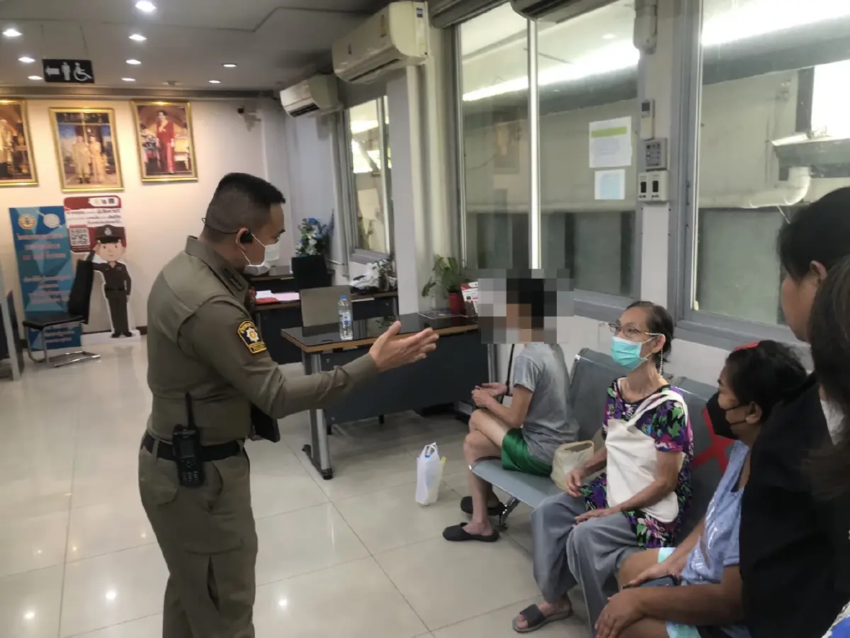 ตร.วังทองฯ คุมเพื่อนบ้านโก้ ธีรศักดิ์ ตรวจจิตเวช หลังสาดฉี่ เทใส่ตัว