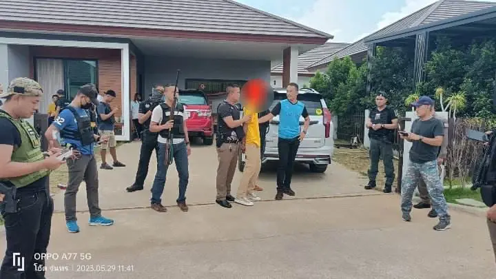 คุมสอบเครียด! ชายถือปืนไปรับลูกที่โรงเรียน ตรวจปัสสาวะเป็นสีม่วง