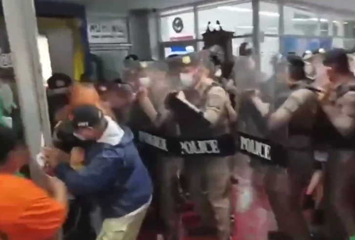 เดือด! ม็อบทะลุแก๊ซ บุกสาดเลือด สน.สำราญราษฎร์ จี้ปล่อย "หยก" ออกไปเรียน