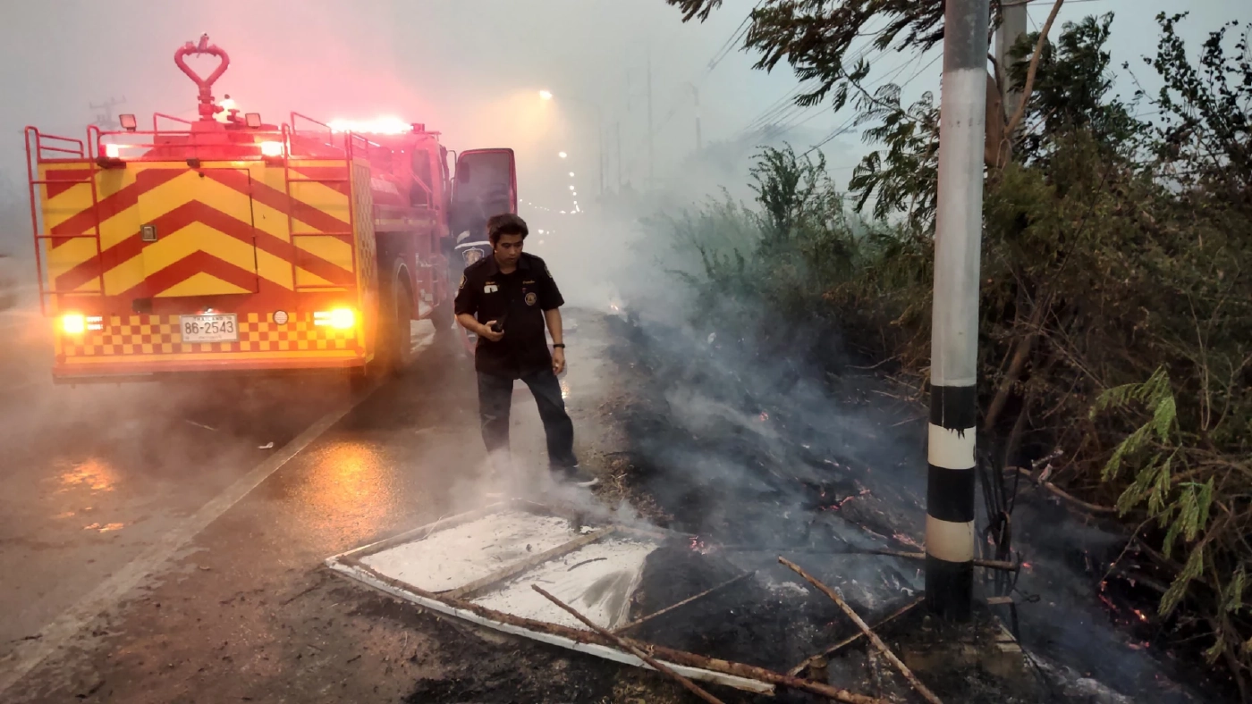 บอกแล้วห้ามเผา ชาวนาสุพรรณเผาฟางข้าวข้างทาง ควันตลบถนนรถชนกันยับ