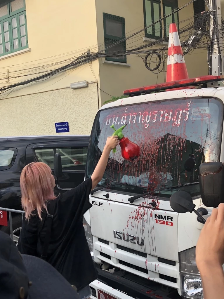 คุมเข้มสน.ทุ่งสองห้อง เตรียมฝากขัง"แบม-ตะวัน" มวลชนรวมตัวให้กำลังใจ