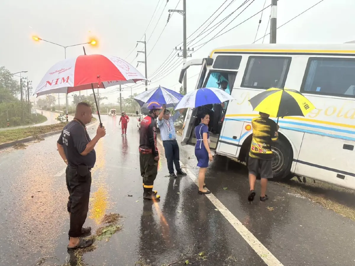 ฝนตกถนนลื่น บัสนครชัยแอร์ ไถลตกข้างทาง ผู้โดยสารปลอดภัย