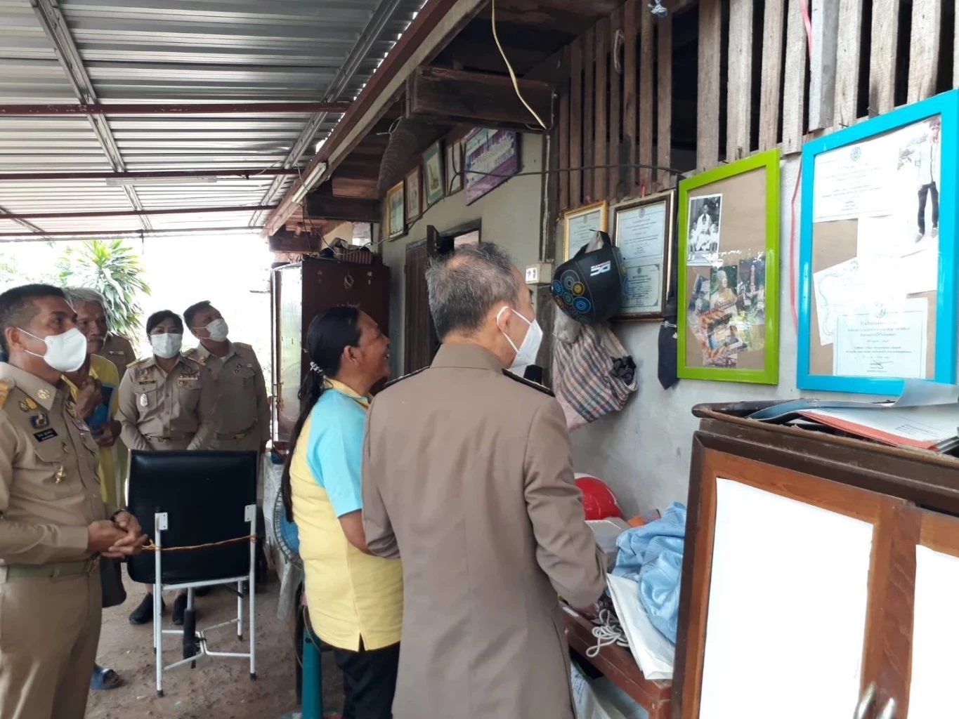 ในหลวง พระราชินี พระราชทานถุงพระราชทานและเครื่องอุปโภคบริโภคแก่ผู้ประสบวาตภัย จ.ชัยภูมิ