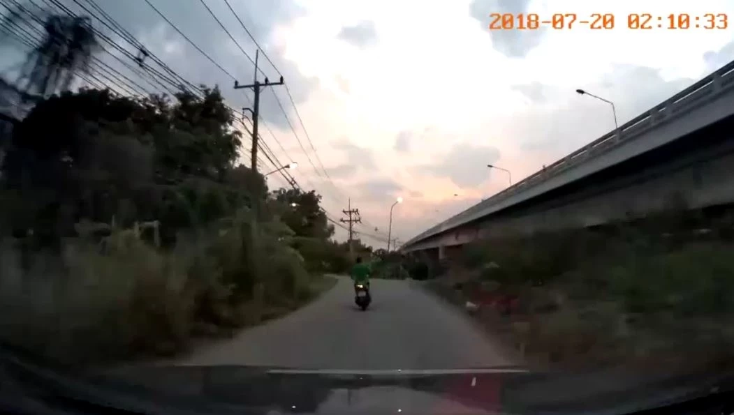 แม่มือปาหิน โร่พบตำรวจ เผย ลูกชายป่วยจิตเวช บางครั้งคุมตัวเองไม่ได้