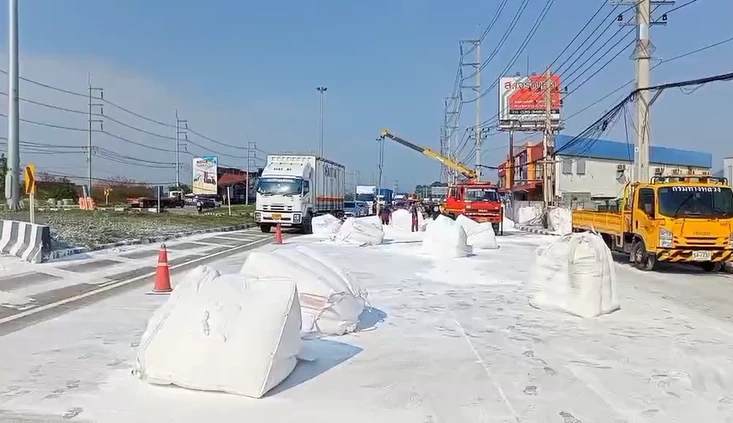 ระทึก!! รถพ่วงบรรทุกถุงแป้งมัน ซิ่งเทกระจาด ทำขาวโพลนไปทั้งถนน